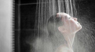 Tắm nước nóng hay nước lạnh tốt cho sức khỏe?