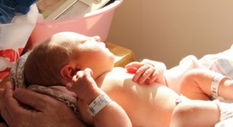 Cách tắm nắng cho trẻ sơ sinh giúp hấp thụ vitamin D lại không hại da