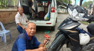 TP.HCM: Độc đáo tiệm sửa xe máy trong ô tô