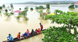 Hàng trăm ngàn hộ dân ở Huế, Hà Tĩnh, Quảng Bình vẫn chìm trong nước lũ