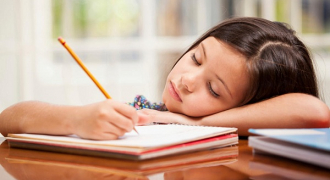 Tại sao không nên giao bài tập về nhà cho trẻ?