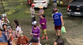 Báo Gia đình Việt Nam và Hội Can Tho Motobike trao quà cho người dân khó khăn