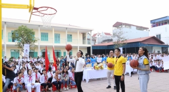 Sun Life trao tặng trụ và bóng rổ cho 51 trường học trên cả nước