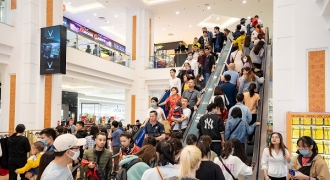 Hàng nghìn người đổ về mua sắm trong ngày đầu tiên của Vincom Black Friday