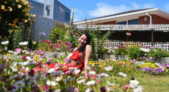 Khu vườn 700m2 hoa nở quanh năm của cô dâu Việt tại Úc