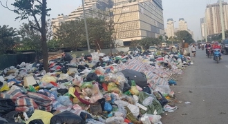 Rác thải chất đống gây mùi hôi thối trên đường Châu Văn Liêm - Hà Nội