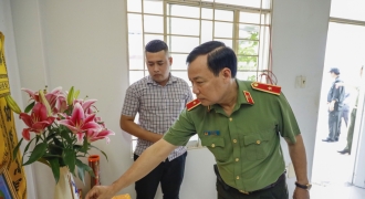 Lãnh đạo Bộ Công an thăm gia đình Thiếu tá hy sinh khi làm nhiệm vụ Tết