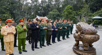 Lãnh đạo TP Cần Thơ dâng hoa tại lăng Chủ tịch Hồ Chí Minh