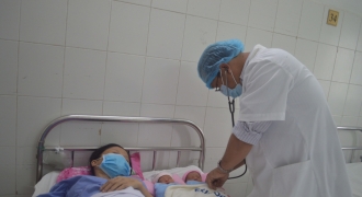 Phẫu thuật thành công sản phụ song thai bị suy thai do dây rốn bám màng
