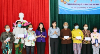 Hội Liên hiệp Phụ nữ TP Cần Thơ trao 400 phần quà Tết cho các hội viên