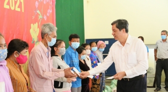Báo Gia đình Việt Nam trao 380 phần quà Tết cho người dân khó khăn