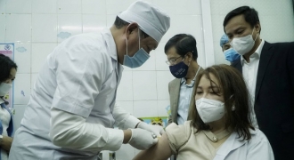 Nữ nhân viên trạm y tế tại Hải Dương và nhiều người được tiêm vaccine COVID-19