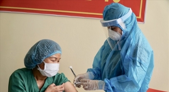 Những nhân viên y tế đầu tiên tại Đà Nẵng được tiêm vaccine COVID-19