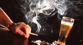 Uống rượu bia và hút thuốc lá cùng một lúc gây hại đến mức nào?