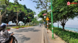 Đường phố Hà Nội vắng vẻ phương tiện và người qua lại trong ngày đầu nghỉ lễ
