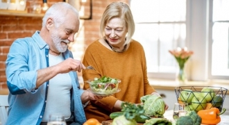 Bữa ăn dinh dưỡng cho người cao tuổi mùa dịch cần những gì?
