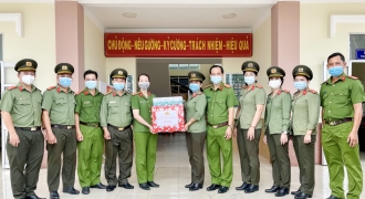 Tặng 10.000 khẩu trang y tế cho cán bộ chiến sĩ tham gia bảo vệ các đơn vị bầu cử