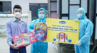 Vinamilk và quỹ sữa Vươn cao Việt Nam trao 8.400 hộp sữa và nhiều quà tặng cho trẻ em cách ly tại Điện Biên