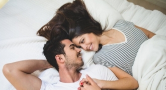 Tại sao vợ chồng nên đi ngủ cùng lúc?