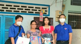 Gia đình Việt Nam tặng quà cho học sinh, người lao động bị ảnh hưởng dịch