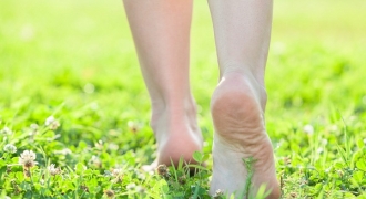 Điều gì xảy ra với cơ thể khi thường xuyên đi chân trần?