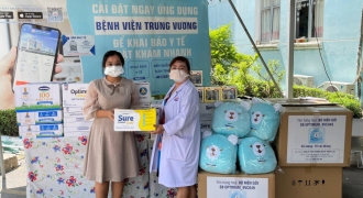 Vinamilk Sure Prevent & Optimum Gold tặng quà cho các bệnh viện tuyến đầu nhân ngày gia đình Việt Nam