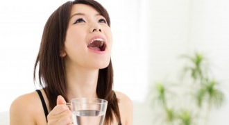 Súc miệng bằng nước muối: Hiểu đúng về công dụng và cách dùng