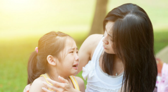 Trẻ mạnh mẽ nhờ những lần cha mẹ làm ngơ khi con khóc