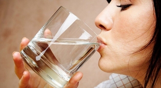 5 dấu hiệu bất thường khi uống nước cảnh báo vấn đề sức khỏe