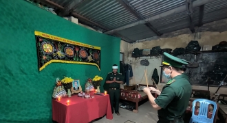 Đại úy Biên phòng lập bàn thờ chịu tang cha nơi chốt kiểm dịch biên giới