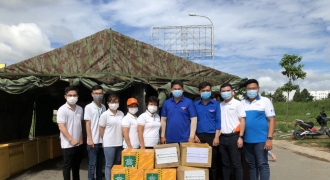 Trung Sơn Pharma tặng quà cho 18 chốt kiểm dịch tại TP Cần Thơ