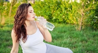 Mẹ bầu uống bao nhiêu nước mỗi ngày là đủ?