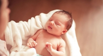 Tại sao có hiện tượng trẻ sơ sinh mỉm cười khi đang ngủ?