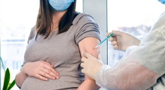 Phụ nữ mang thai trên 13 tuần tiêm vaccine COVID-19 là hợp lý, an toàn cho mẹ và bé