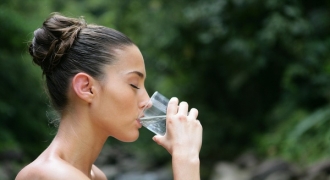 8 biểu hiện chứng tỏ bạn uống chưa đủ nước, 