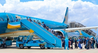 Vietnam Airlines tiếp tục đưa lực lượng y tế miền Trung vào Nam chống dịch   