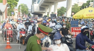 Đường phố Hà Nội ùn tắc tại chốt kiểm soát 