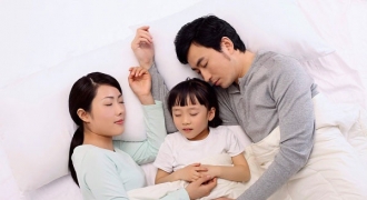 Tại sao không nên cho con ngủ chung với bố mẹ?