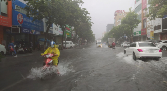 Mưa lớn trước bão, đường phố Đà Nẵng ngập thành sông
