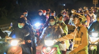 Hàng ngàn người đi xe máy từ TP.HCM hồi hương dồn tới chốt cửa ngõ Hà Nội
