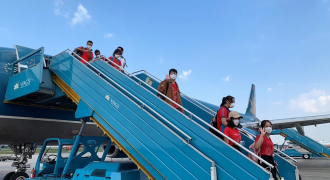 Vietnam Airlines đưa sinh viên Đại học Y Hà Nội hoàn thành nhiệm vụ chống dịch trở về Thủ đô