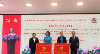 Trường Tiểu học Dịch Vọng A đón nhận cờ thi đua của Liên đoàn Lao động thành phố