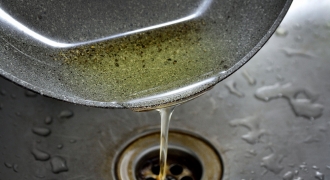 Tại sao không nên đổ dầu mỡ xuống bồn rửa?