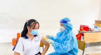 Hà Nội: Học sinh lớp 12 mắc Covid-19 từng đến trường tiêm vaccine