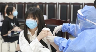 Hà Nội tạm ngừng tiêm vaccine cho học sinh cấp 2 