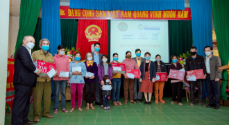 Tạp chí Pháp luật và Kinh tế châu Âu phối hợp Quỹ Vì Tầm Vóc Việt trao 200 suất quà cho hộ nghèo