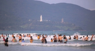 Biển Đà Nẵng đông kín người dịp nghỉ lễ