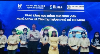 50 sinh viên nghèo nhận học bổng từ CLB Nhà báo xứ Nghệ tại TP.HCM