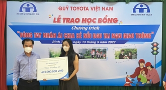 Quỹ Toyota Việt Nam tiếp tục trao tặng 9 suất học bổng “Vòng tay nhân ái”