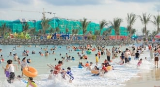 Không phải ngày nghỉ, Tổ hợp biển tạo sóng lớn nhất thế giới vẫn đông nghịt khách dịp 1/6